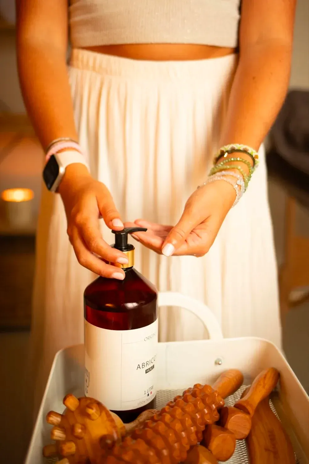 Préparation d'un soin Sun & Serenity : huile de massage et outils de madérothérapie