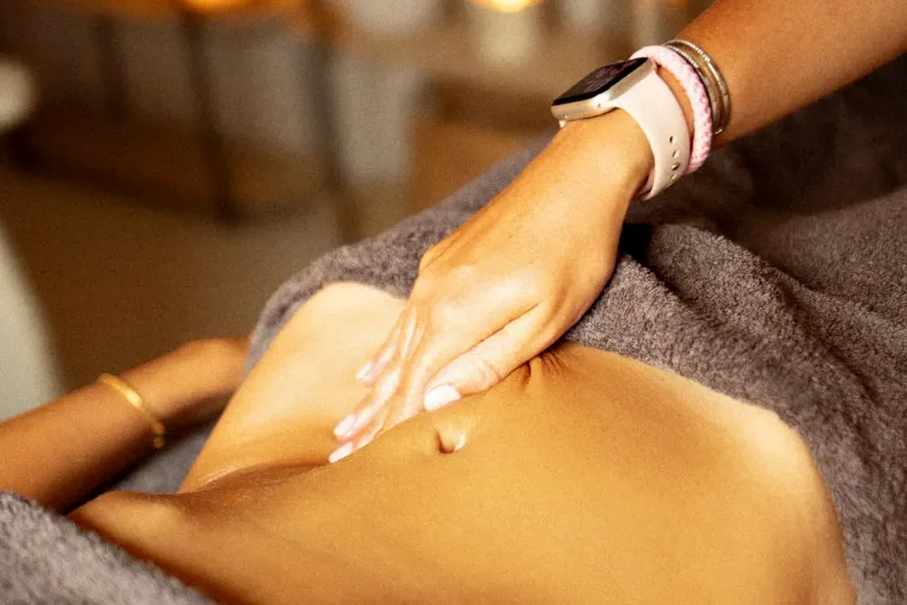 Séance de drainage lymphatique : manœuvres douces sur le ventre