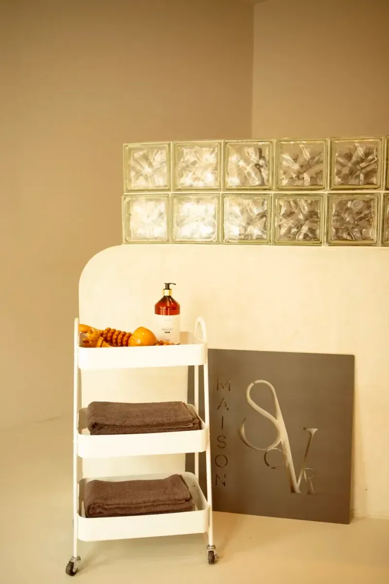 Espace de soin Sun & Serenity à Sanary-sur-Mer : linge propre et outils de madérothérapie
